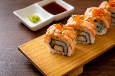 Sos soslu ızgara somon balığı. Japon usulü.