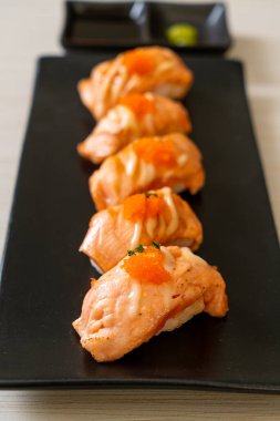 Japon usulü ızgara somon suşisi.