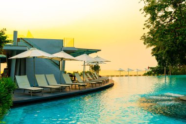 Oteldeki havuz etrafında sandalye havuzu - tatiller ve tatiller konsepti