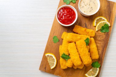 Kızarmış balık çubuğu ya da soslu patates kızartması.