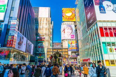 Osaka, Japonya, 11 Ocak 2020: Osaka Japonya 'nın Dotonbori bölgesinde Shinsaibashi Alışveriş Sokağı' nı ziyaret eden turistler. Dotonbori, Japonya 'nın Osaka kentindeki başlıca turizm merkezlerinden biridir..