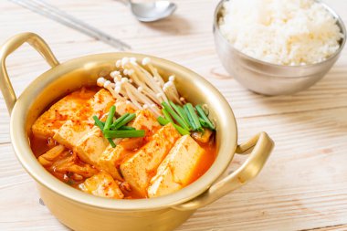 Tofu ve yumurtalı Kimchi Çorbası veya Kore Kimchi Güveci - Kore Yemekleri Geleneksel Tarzı