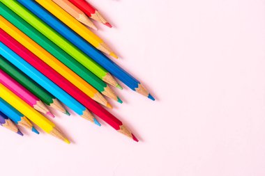 Fotokopi alanı olan pembe arkaplan üzerindeki renk kalemi