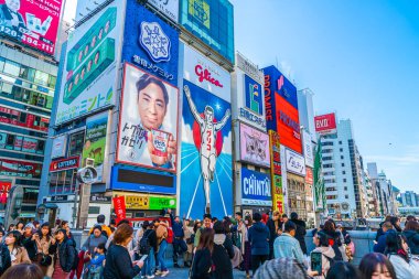 Osaka, Japonya, 11 Ocak 2020: Osaka Japonya 'nın Dotonbori bölgesinde Shinsaibashi Alışveriş Sokağı' nı ziyaret eden turistler. Dotonbori, Japonya 'nın Osaka kentindeki başlıca turizm merkezlerinden biridir..