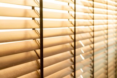 Yakın plan ahşap pencereyi kopyalama alanı ile kör eder