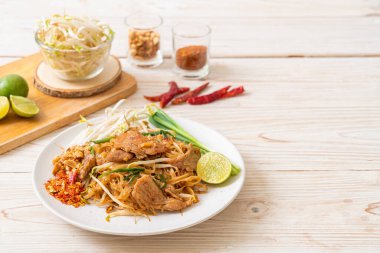 Asya usulü kızarmış pilav ve domuz eti.