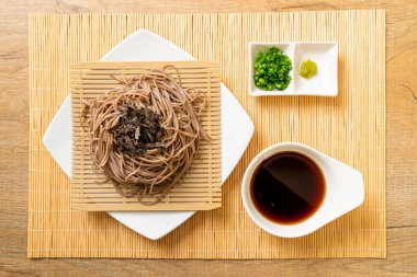 Soğuk karabuğday sobalı erişte veya zaru ramen Japon yemek tarzı.