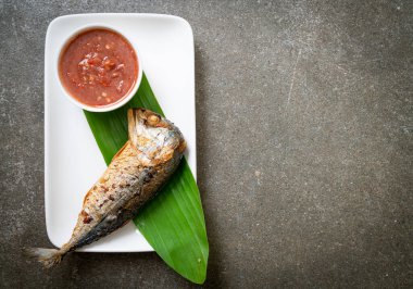 Baharatlı karides soslu kızarmış uskumru balığı, Tayland usulü.