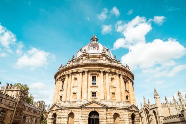 Oxford Üniversitesi Radcliffe Kamera ve Tüm Ruhlar Koleji. Oxford, Birleşik Krallık.