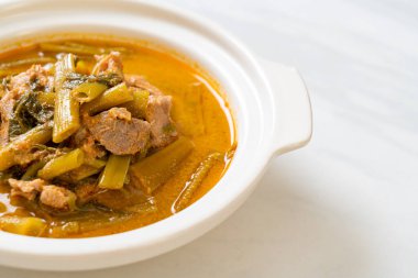 Sabah ihtişamıyla Tayland usulü domuz eti.