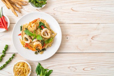 Baharatlı erişteyi deniz yemeğiyle karıştır (Pad Cha Talay) - Tayland yemeği tarzı