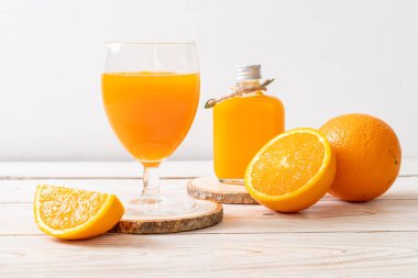 Ahşap arka planda taze portakal suyu bardağı