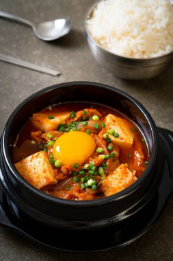  Tofu ve yumurtalı Kimchi Çorbası veya Kore Kimchi Güveci - Kore Yemekleri Geleneksel Tarzı