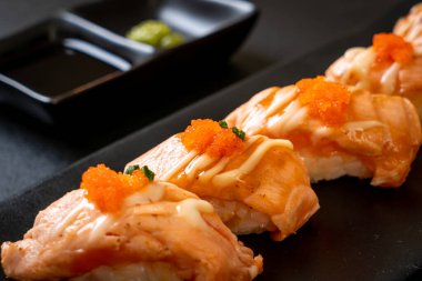 Japon usulü ızgara somon suşisi.