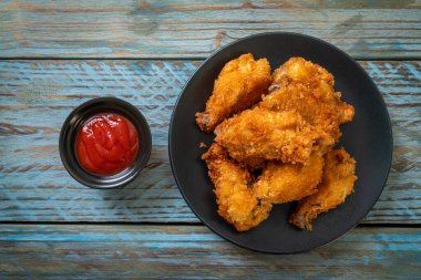 Ketçaplı kızarmış tavuk kanadı - sağlıksız yemek.