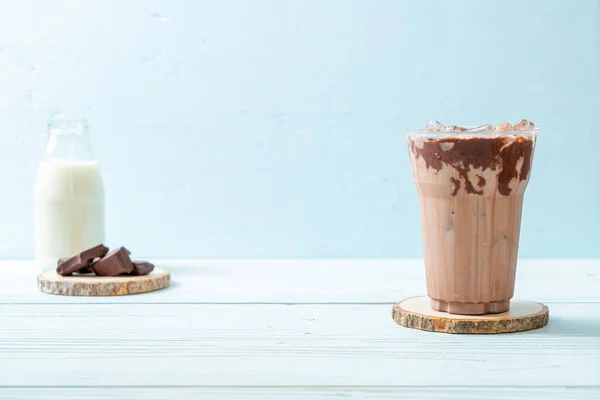 Buzlu Çikolatalı Milkshake Ahşap Arka Planda — Stok fotoğraf