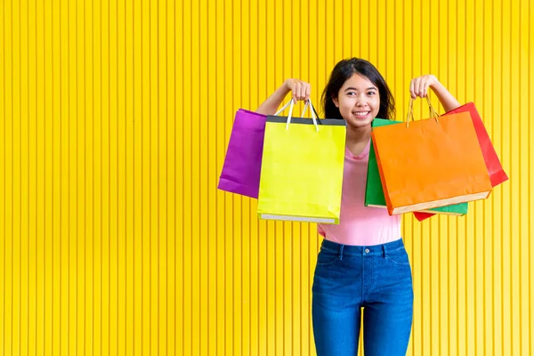 Asiatiska Kvinnor Shopping Addicted Holding Shoppingväskor — Stockfoto