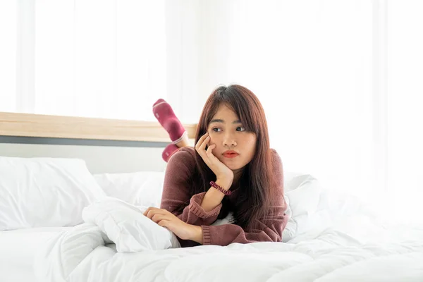 Mooie Aziatische Vrouwen Liggend Bed Ochtend — Stockfoto