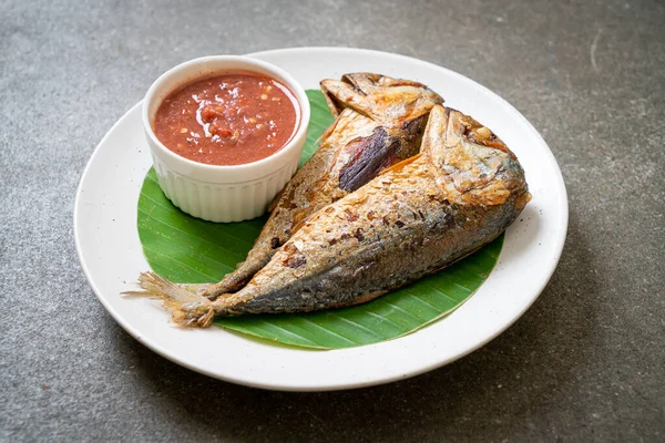 Peixe Cavala Frito Com Molho Pasta Camarão Picante Estilo Comida — Fotografia de Stock