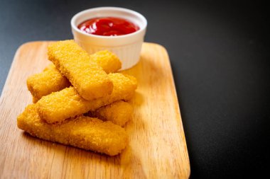 Kızarmış balık kroket ve ketçap.