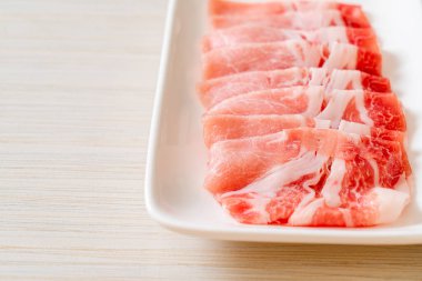 Dilimlenmiş taze domuz filetosu.