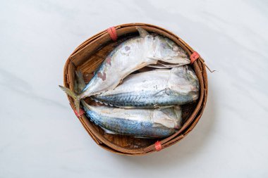 Bambu sepetinde haşlanmış uskumru balığı.