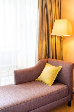 otel odasındaki kanepede rahat yastık süslemesi