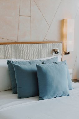 Yatak odasının içinde güzel ve rahat bir yastık dekorasyonu.