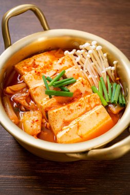 Yumuşak Tofulu Kimchi Çorbası veya Kore Kimchi Güveci - Kore Yemekleri Geleneksel Tarzı