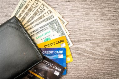 Para ve kredi kartlı cüzdan - Ekonomi ve finans kavramı