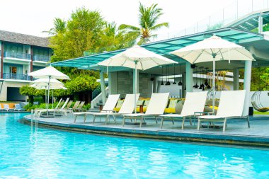 Oteldeki havuz etrafında sandalye havuzu - tatiller ve tatiller konsepti