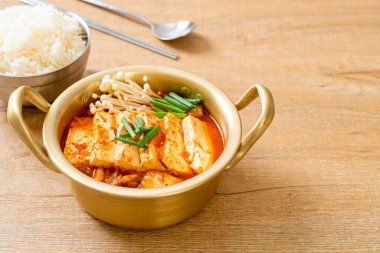 Yumuşak Tofulu Kimchi Çorbası veya Kore Kimchi Güveci - Kore Yemekleri Geleneksel Tarzı