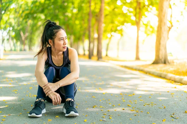 Aziatische Vrouw Zitten Ontspannen Oefening Park — Stockfoto