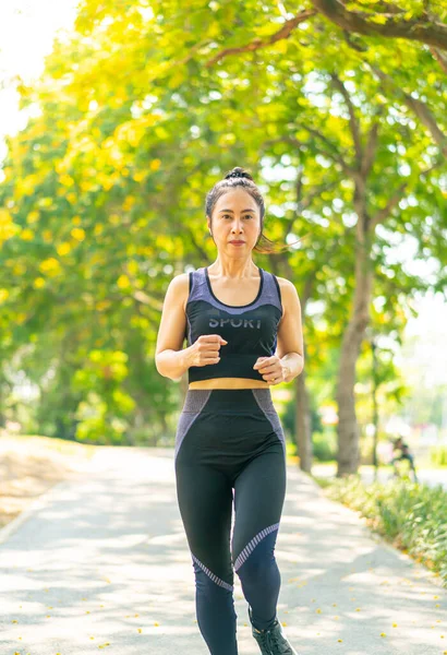 Asiática Mujer Corriendo Corriendo Parque — Foto de Stock