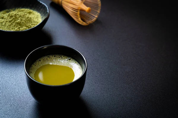 Xícara Chá Verde Matcha Quente Com Chá Verde Batedor Bambu — Fotografia de Stock