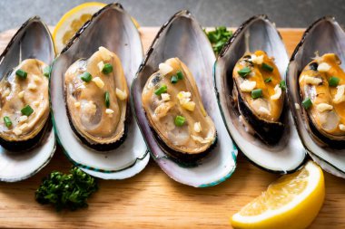 deniz ürünleri midye limon ve sarımsak ile