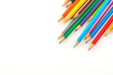 Kopyalama alanı olan beyaz arkaplan üzerindeki renk kalemi