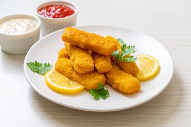 Kızarmış balık çubuğu ya da soslu patates kızartması.