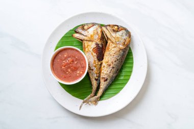 Baharatlı karides soslu kızarmış uskumru balığı, Tayland usulü.