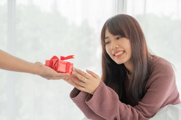 アジアの女性は喜んでギフトボックスまたはプレゼントを受け取る — ストック写真