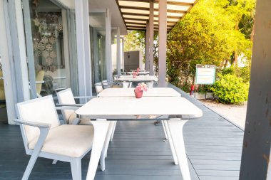 Kafe restoranında boş sandalye ve masa.