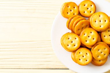 Tahta arka planda ananas reçelli bisküviler