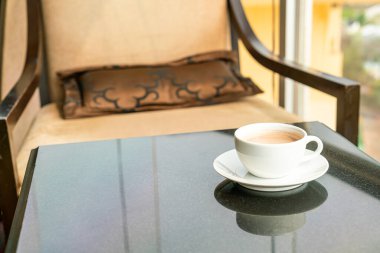 Kafe restoranındaki masada sıcak çikolata ya da kakao fincanı