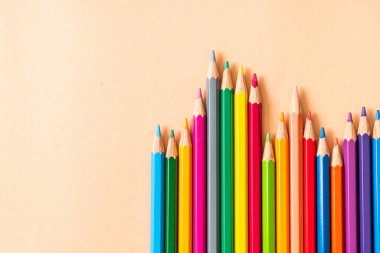 Kağıt arkaplanda kopyalama alanı olan renkli kalem