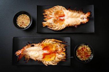 Izgara Taze Dev Nehir Karidesi Baharatlı Deniz Ürünleri Soslu