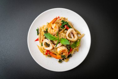 Baharatlı erişteyi deniz yemeğiyle karıştır (Pad Cha Talay) - Tayland yemeği tarzı