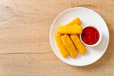 Kızarmış balık kroket ve ketçaplı ekmek kırıntıları.