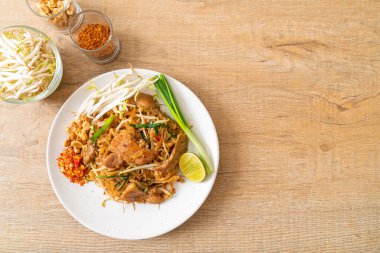 Asya usulü kızarmış pilav ve domuz eti.