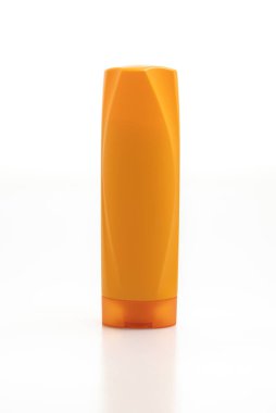 Saç kremi şişesi beyaz arkaplanda izole edilmiş.