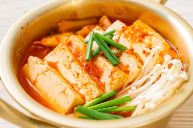 Yumuşak Tofulu Kimchi Çorbası veya Kore Kimchi Güveci - Kore Yemekleri Geleneksel Tarzı